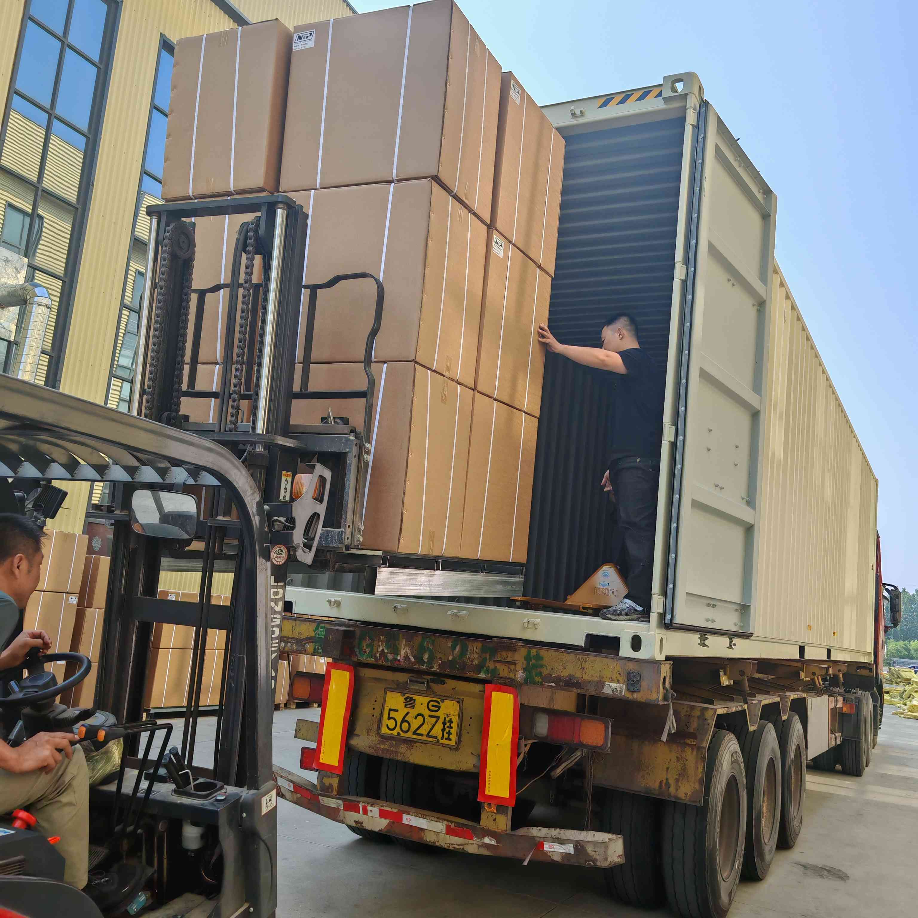 出荷の成功：今日、私たちの頑丈なオイルフィルターが今日ロシアに向けて出発したのを見ましたか？